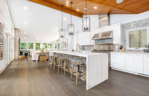 Harbert House | Well-Designed Lakefront Home with Ping-Pong and Free WiFi