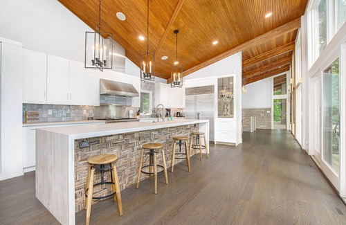 Harbert House | Well-Designed Lakefront Home with Ping-Pong and Free WiFi