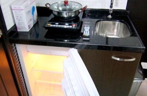 Kwun Chung Apartment | Well-equip room + kitchen, MTR A