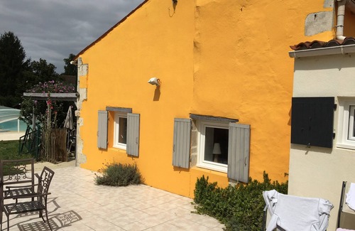 Saint-Jean-d'Angely House | well-equipped gîte with swimming pool, large garden, garden furniture x2, barbecue,