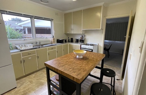 Indented Head House | Well equipped family and pet friendly house 200m from the beach with real fire