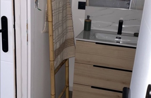 Decines-Charpieu Bed & Breakfast | Well-equipped outbuilding near groupama stadium