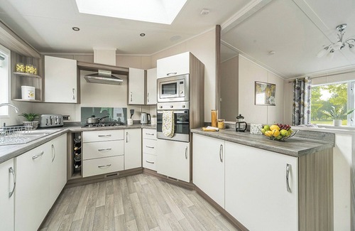 Bethesda Ski Chalet | well-equipped lodge with two king-size beds and two twin bedrooms.