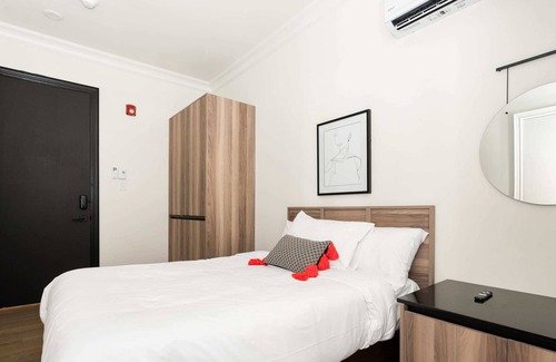 Latin Quarter Apartment | Well-equipped room in Quartier des Spectacles