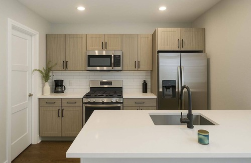 East Albany Park Apartment | Well-Furnished 3-Bedroom Apt