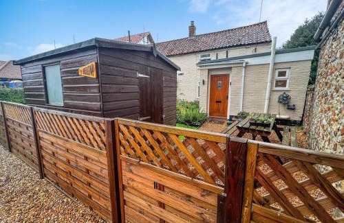 Ringstead House | Well Furnished Holiday Cottage In The Heart Of Docking, Norfolk Ref 99009Ht