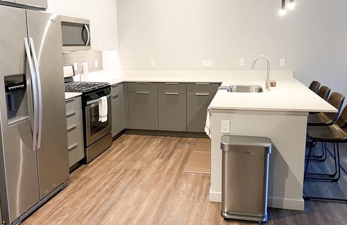 Platinum Triangle Apartment | Well Kept + Comfortable Apt Minutes Away From Disneyland, Convention Center