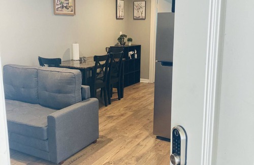 Braeswood Place Apartment | Well Located Cozy 1-Bedroom unit with free parking