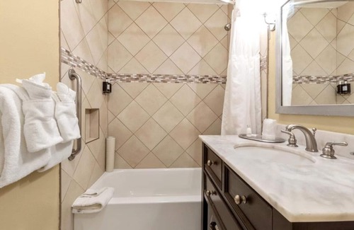 Corte Madera Hotel | Well-Located Suite | Kitchen | Outdoor Pool | Free Parking | BBQ Area
