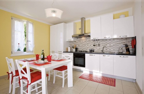 Gonte Apartment | Well maintained 3½-room apartment with garden, balcony and beautiful lake view