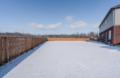 Welland House | Welland’s Modern & Stylish 3-Bedroom Townhouse Near Niagara Falls