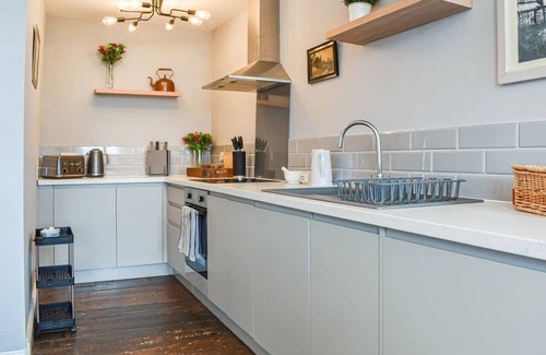 Old Town Hastings House | WELLESLEY’S RETREAT - Romantic luxury High Street apartment