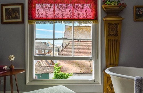 Old Town Hastings House | WELLESLEY’S RETREAT - Romantic luxury High Street apartment