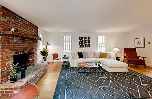 Wellfleet House | Wellfleet Harbor Hideaway