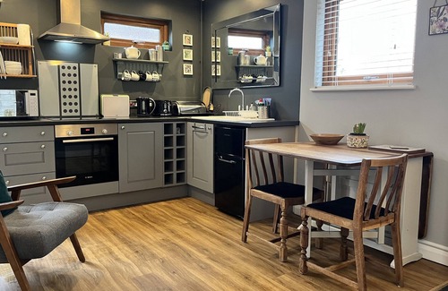 Charlton Kings Cottage | WELLINGHILL LODGE, pet friendly, with a garden in Cheltenham