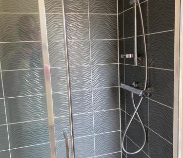 Wellington Bed & Breakfast | Wellington view one en suite shower and super king bed