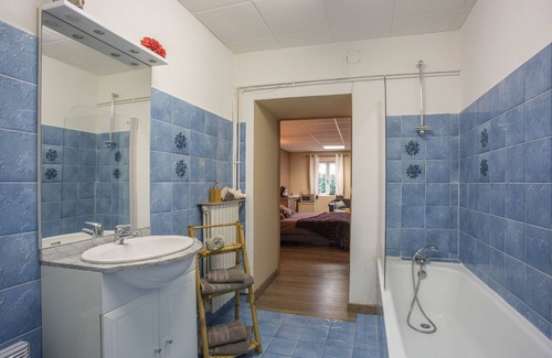 Villeneuve-de-Riviere House | Wellness center and its king size bedroom overlooking the Pyrenees