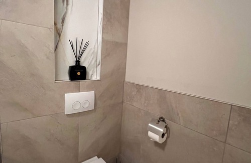 Bodegraven Apartment | Wellness-Loft: sauna, jacuzzi& cinema. Centrally located near the station