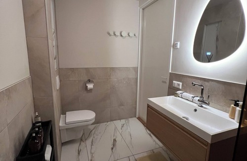Bodegraven Apartment | Wellness-Loft: sauna, jacuzzi& cinema. Centrally located near the station