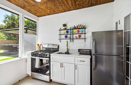 West Palm Beach House | Wellness Retreat – Luxury Wellness Stay w/Sauna, Cold Plunge & Hot Tub