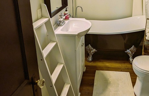 Greensburg House | Wellness retreat w/yoga studio. Off 5-star trail and 10-minute walk to downtown