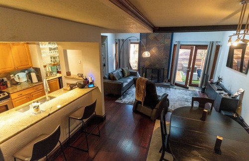 Oak Lawn House | Wellness sauna/cold plunge retreat across from pickleball/tennis court in Uptown