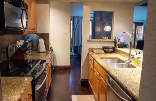 Oak Lawn House | Wellness sauna/cold plunge retreat across from pickleball/tennis court in Uptown