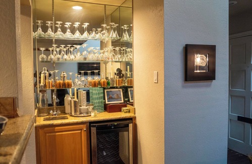 Oak Lawn House | Wellness sauna/cold plunge retreat across from pickleball/tennis court in Uptown