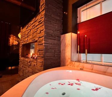 Municipality of Horst aan de Maas Cabin | Wellness Tuin - Boudoir Suite - Ultieme Partner Beleving met Jacuzzi en Openhaard en privé Sauna in Romantische stijl