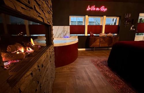 Municipality of Horst aan de Maas Cabin | Wellness Tuin - Boudoir Suite - Ultieme Partner Beleving met Jacuzzi en Openhaard en privé Sauna in Romantische stijl