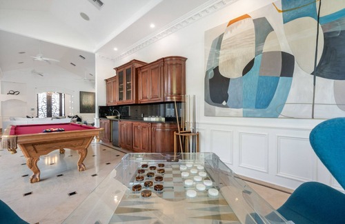 Tarzana Villa | Wells Estate -10-Bdr Retreat with Outdoor Paradise