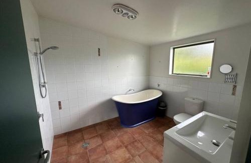 Te Awanga House | Wellwood Cottage - Beach Front Escape