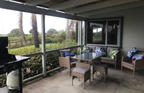 Te Awanga House | Wellwood Cottage - Beach Front Escape