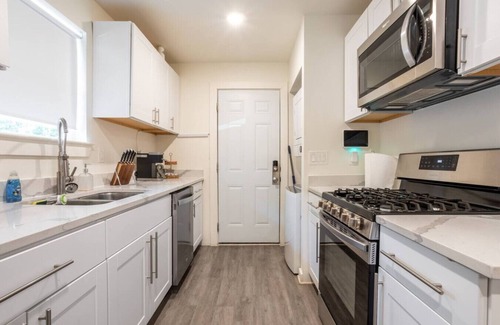 Kessler Apartment | WeLoveBishopArts! King Bed|2nd Floor
