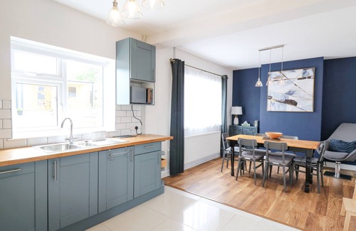Ammanford Cottage | WELSH VALLEY HOUSE, family friendly in Gwaun-Cae-Gurwen