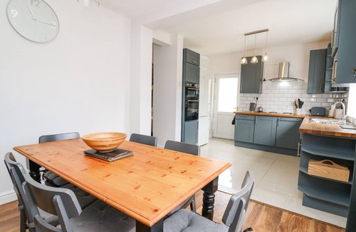 Ammanford Cottage | WELSH VALLEY HOUSE, family friendly in Gwaun-Cae-Gurwen