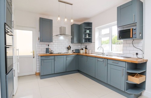 Ammanford Cottage | WELSH VALLEY HOUSE, family friendly in Gwaun-Cae-Gurwen