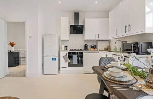 Tokyngton Apartment | Wembley stadium 2 Bedroom Luxury Apartment FREE PARKING & Sleeps 6