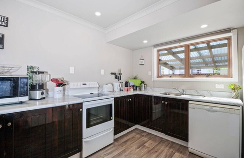Two Mile Bay Cottage | Wendy’s Bach - Richmond Heights Holiday Home