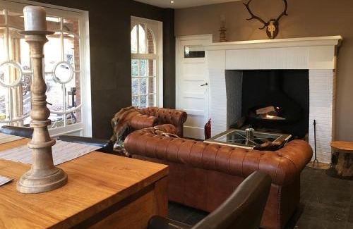 Dion-Valmont House | Wengé Lodge