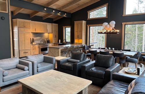 Wentworth House | Wentworth's Glade and Trail Lodge. Ski/Bike chalet for Guests on Alpine Run