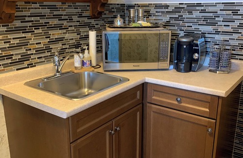 Leamington Bed & Breakfast | Wenzler's Landing Bed & Breakfast