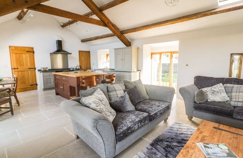 Dinas Cottage | WERN OLAU COTTAGE, family friendly, with hot tub in Groeslon