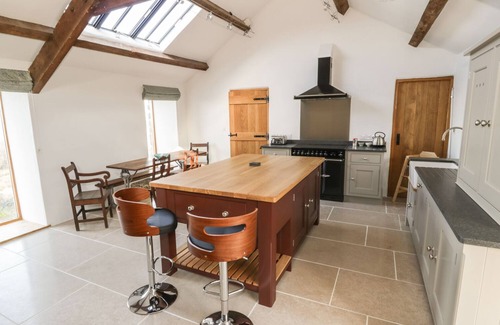 Dinas Cottage | WERN OLAU COTTAGE, family friendly, with hot tub in Groeslon