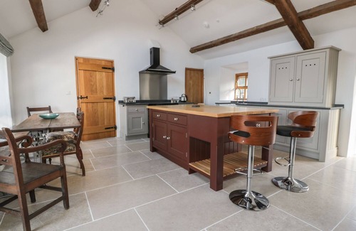 Dinas Cottage | WERN OLAU COTTAGE, family friendly, with hot tub in Groeslon