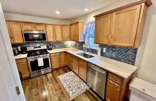 Del Haven House | Weslyn by the Bay - Comfortable Home Quiet Neighborhood Steps to the Bay