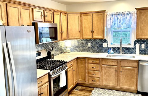 Del Haven House | Weslyn by the Bay - Comfortable Home Quiet Neighborhood Steps to the Bay
