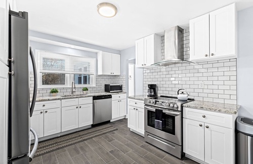 Ann Arbor House | West Ann Arbor Whole Home 4 Bed, 3 Full Bath - Sleeps 12!