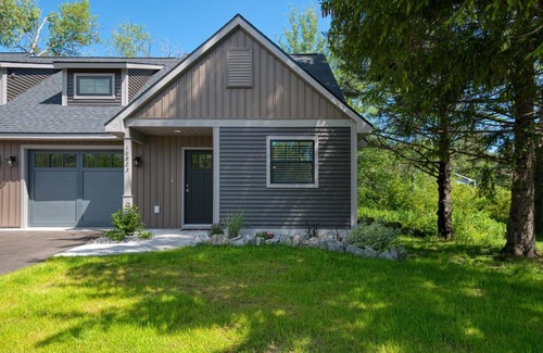 Greilickville House | West Bay Getaway