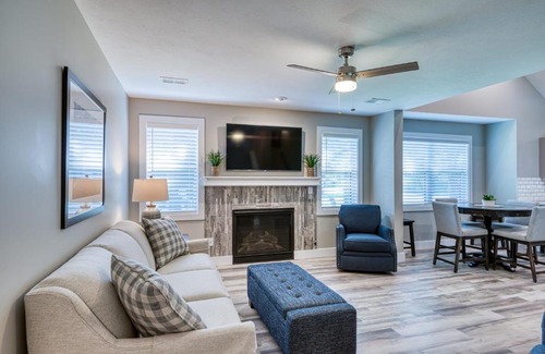 Greilickville House | West Bay Getaway